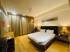 Laptop workspace, soundproofing, free WiFi, bed sheets