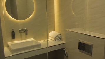 Rom – superior | Bad | Dusj, tøfler og toalettpapir