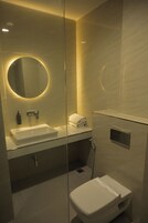 Habitación superior, vistas al jardín | Baño | Ducha, zapatillas y papel higiénico