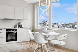 Microwave, oven, stovetop, dishwasher - Top apartment with high standard in the city center. Terrace and walking distance to Bryggen. (Vestland)