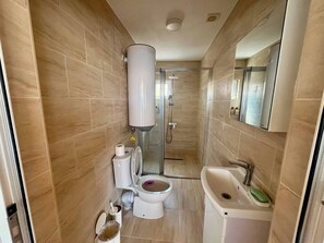 Ducha, secador de pelo, toallas y jabón