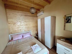 2 bedrooms, iron/ironing board, WiFi, bed sheets