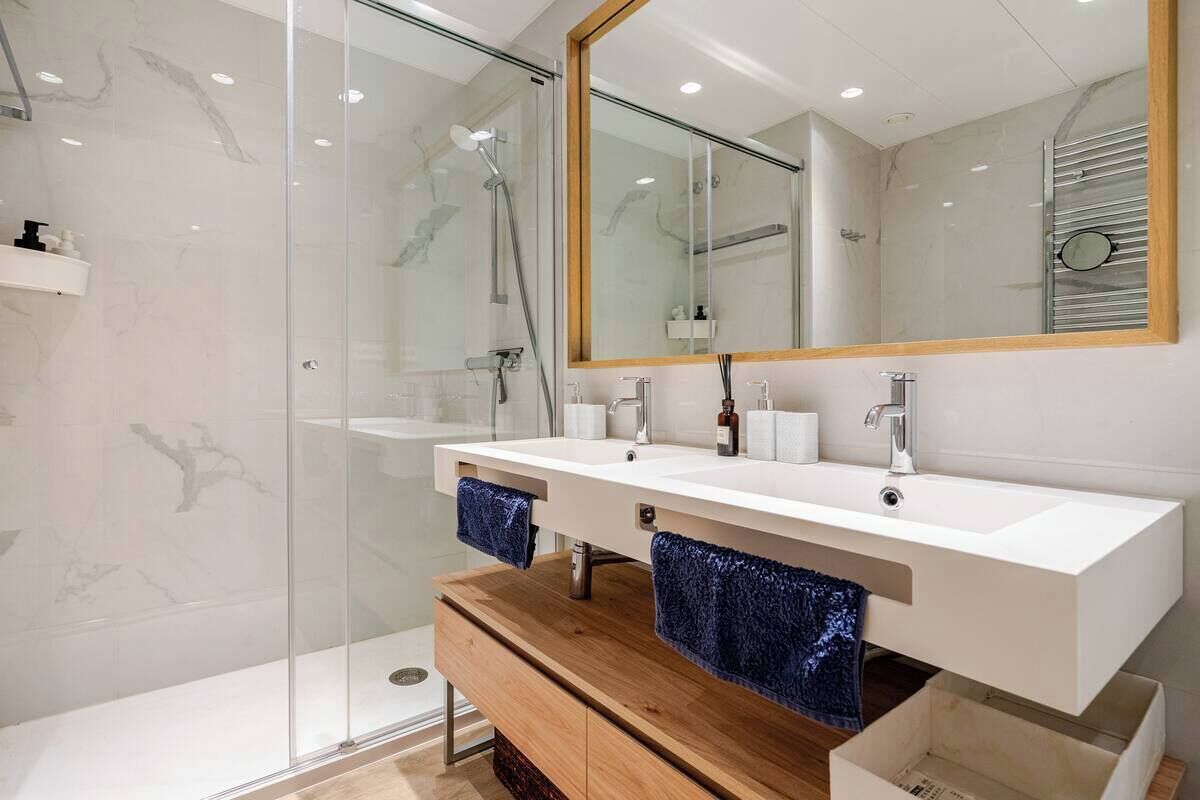 Sèche-cheveux, bidet, serviettes fournies, savon