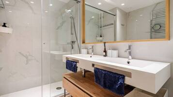 Sèche-cheveux, bidet, serviettes fournies, savon