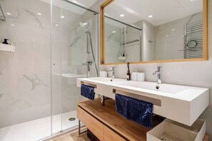 Hair dryer, bidet, towels, soap - Private Room with A/C & Rooftop (Barcelona)
