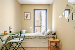 Iron/ironing board, internet, bed sheets - Private Room with A/C & Rooftop (Barcelona)