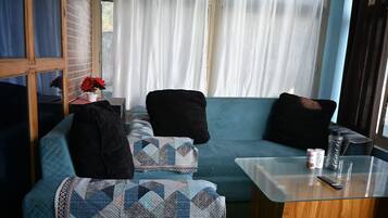 Comfort Double or Twin Room, Hill View | Living area