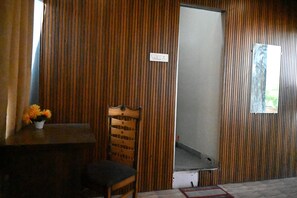 Chambre Confort Double ou avec lits jumeaux, vue colline | Intérieur