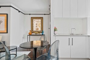 Dining - Prime Apartment in Darlinghurst (Darlinghurst)