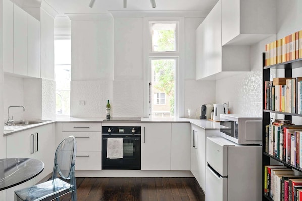 Fridge, microwave, oven, cookware/dishes/utensils - Prime Apartment in Darlinghurst (Darlinghurst)