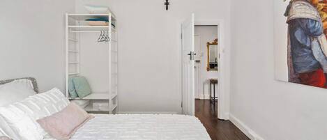 Iron/ironing board, Internet, bed sheets