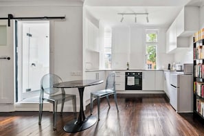 Fridge, microwave, oven, cookware/dishes/utensils - Prime Apartment in Darlinghurst (Darlinghurst)