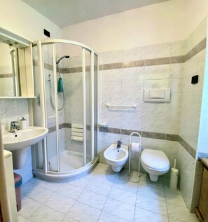 Dusche, Haartrockner, Bidet, Handtücher