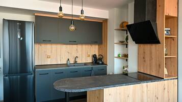 Fridge, oven, stovetop, coffee/tea maker