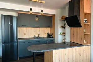 Réfrigérateur, un four, surface de cuisson, cafetière-théière