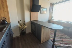 Frigorífico, horno, placa de cocina y cafetera o tetera