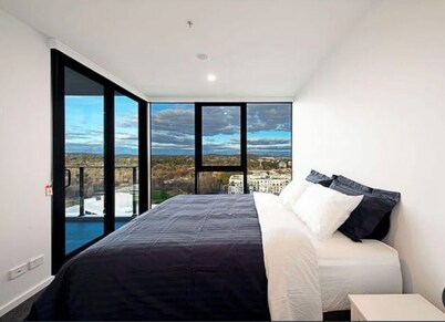 Lake & Mountain View Ensuite + Parking + City Ctr