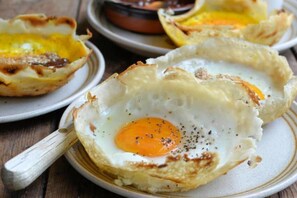 A breakfast dish with a fried egg on a plate. - Ballena-Mirissa (Mirissa)