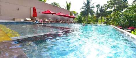 Phòng đôi Deluxe, ban công, quang cảnh hồ bơi | Quang cảnh vườn
