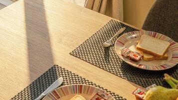 Duplex tradicional, sacada, vista parcial para o mar | Opções para refeição