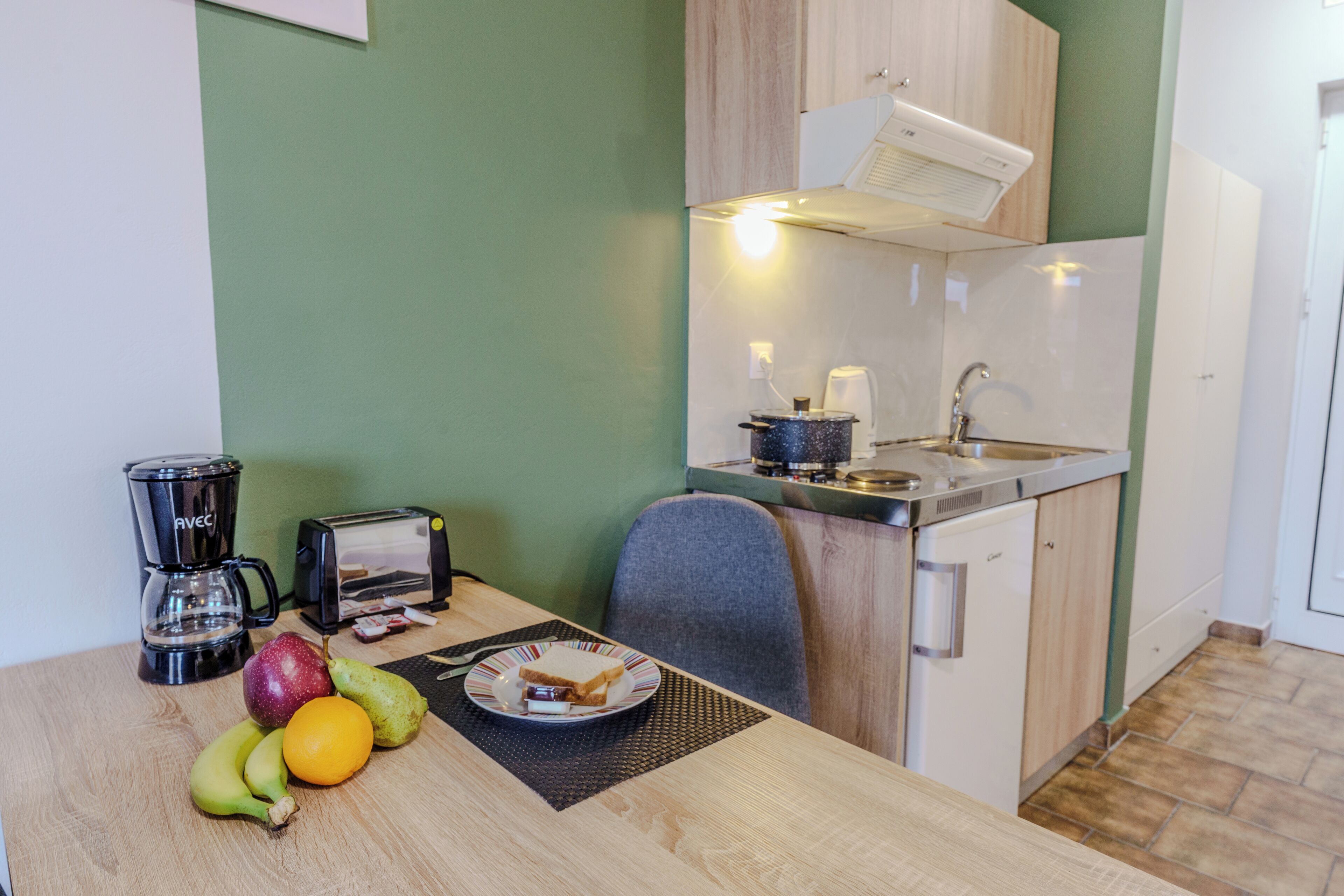 Frigorífico pequeño, placa de cocina y cafetera o tetera