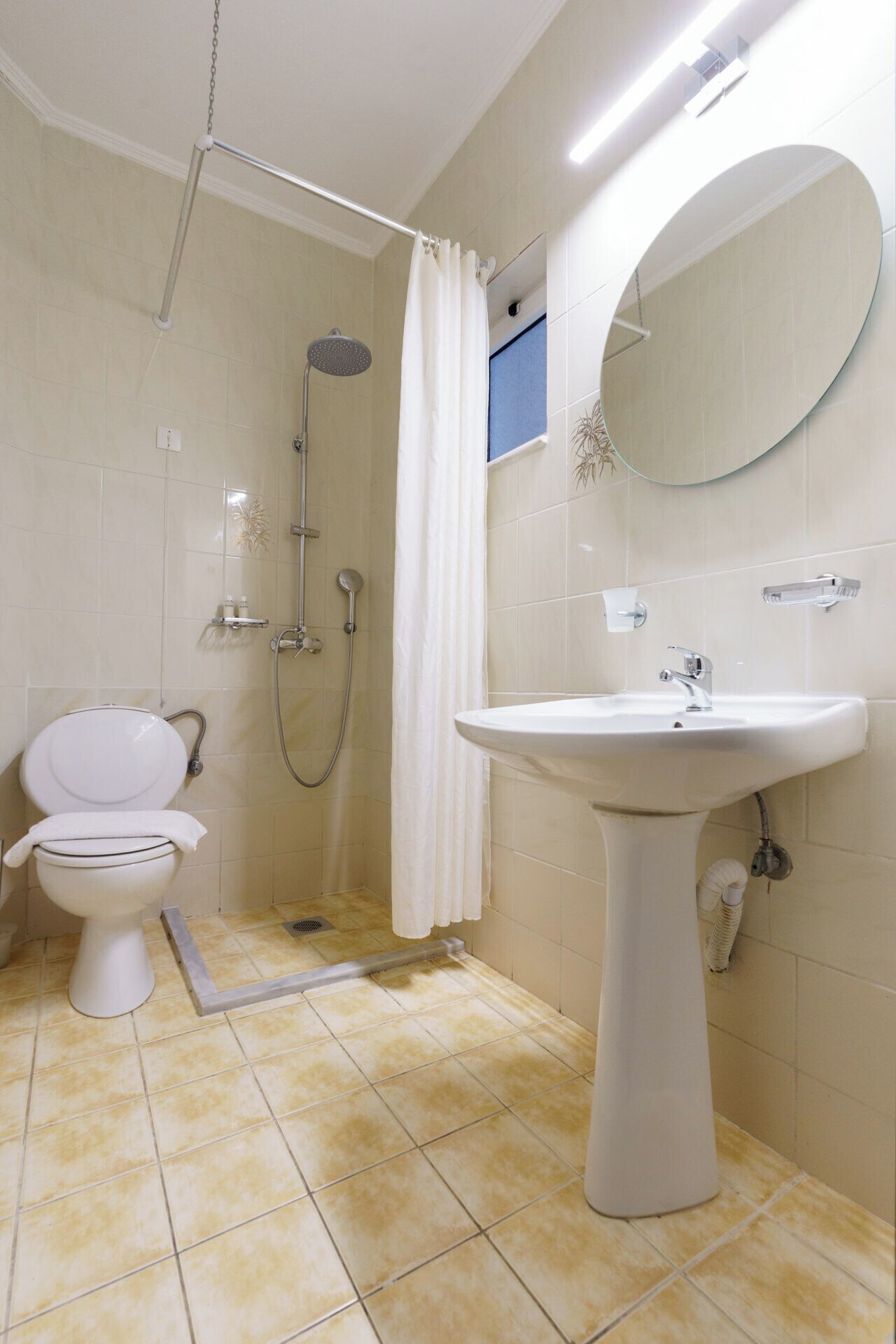 ฝักบัว, ของใช้ในห้องน้ำฟรี, ไดร์เป่าผม, ผ้าเช็ดตัว