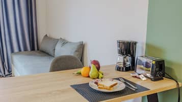 Standard-studiolejlighed - balkon - udsigt til gårdsplads | Spiseområde