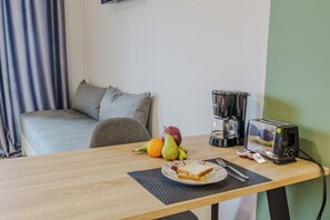 Standard-studiolejlighed - balkon - udsigt til gårdsplads | Spiseområde