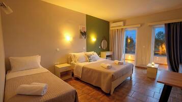 Estúdio standard, sacada, vista para o pátio | Cofres nos quartos, cortinas blackout, ferros/tábuas de passar roupa