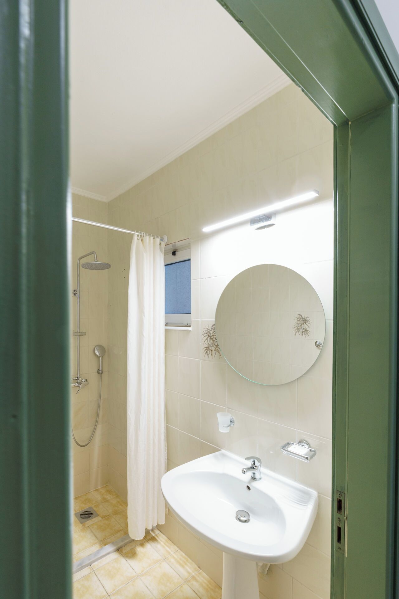 Chuveiro, produtos de toalete grátis, secador de cabelo 