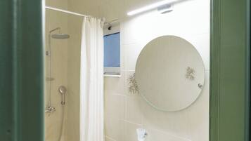 Chuveiro, produtos de toalete grátis, secador de cabelo