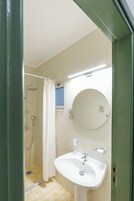 Ducha, secador de pelo, toallas, jabón