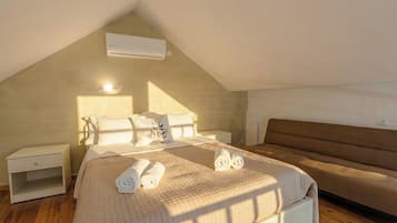 Traditionelt dupleks - balkon - delvis havudsigt | Pengeskab på værelset, mørklægningsgardiner, strygejern/strygebræt