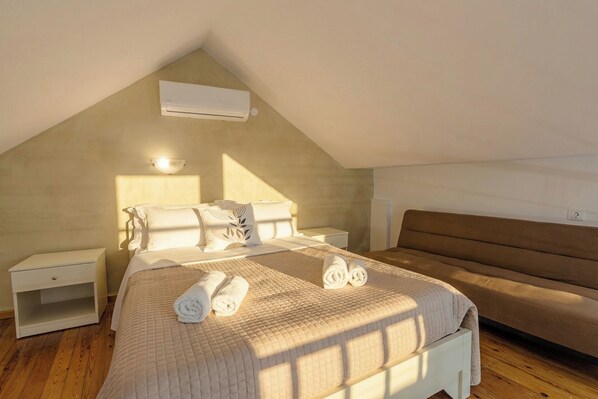 Traditionelt dupleks - balkon - delvis havudsigt | Pengeskab på værelset, mørklægningsgardiner, strygejern/strygebræt