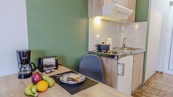 Standard Studio, Balcony, Courtyard View | Private kitchen | Mini-fridge, stovetop, cookware/dishes/utensils