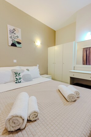 Apartemen Keluarga, balkon | Brankas, tirai kedap cahaya, dan setrika/meja setrika