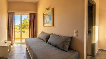 Familielejlighed - balkon - delvis havudsigt | Opholdsområde