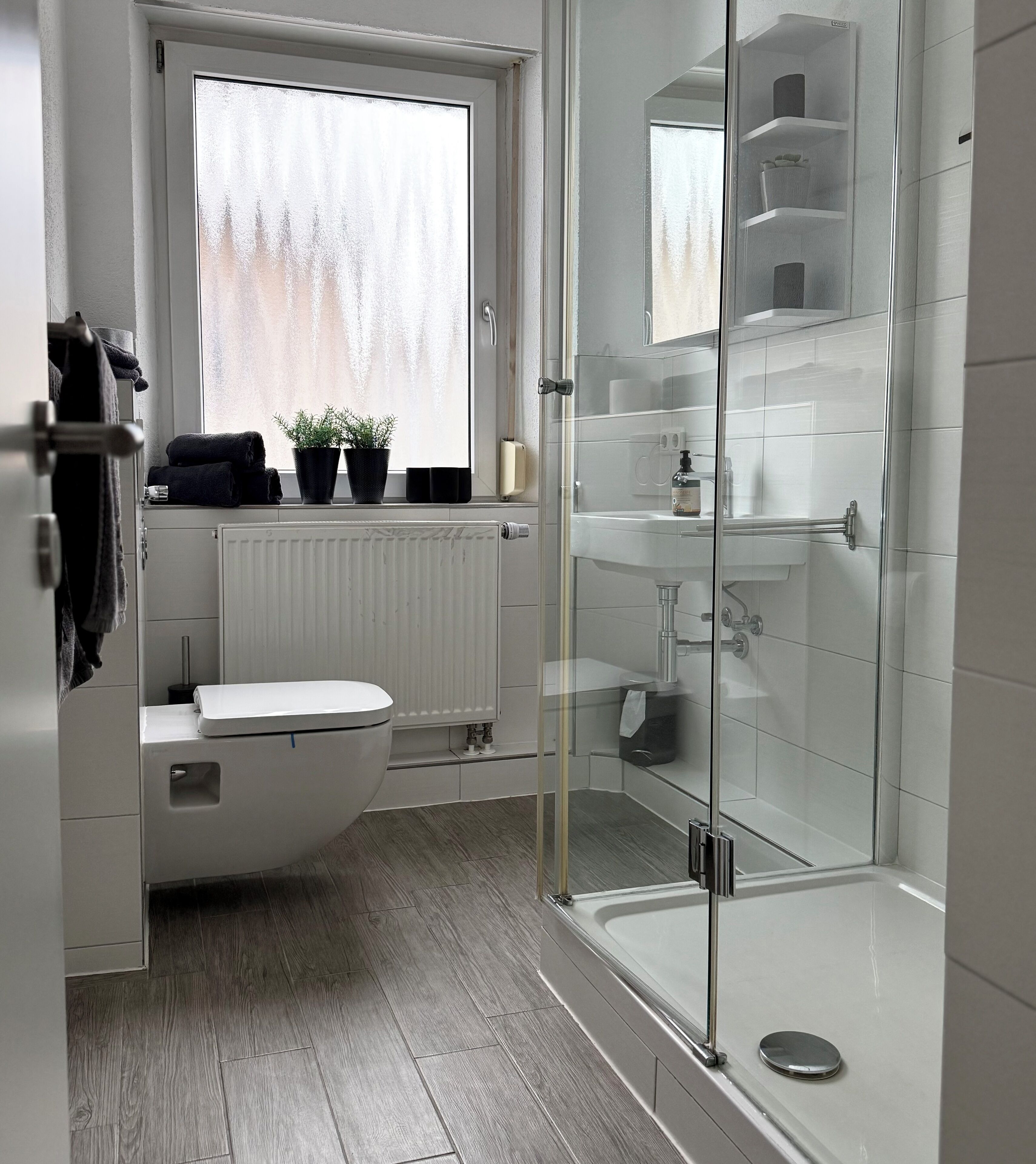 Douche, séchoir à cheveux, serviettes fournies, papier de toilette