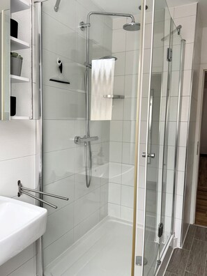Dusche, Haartrockner, Handtücher, Toilettenpapier