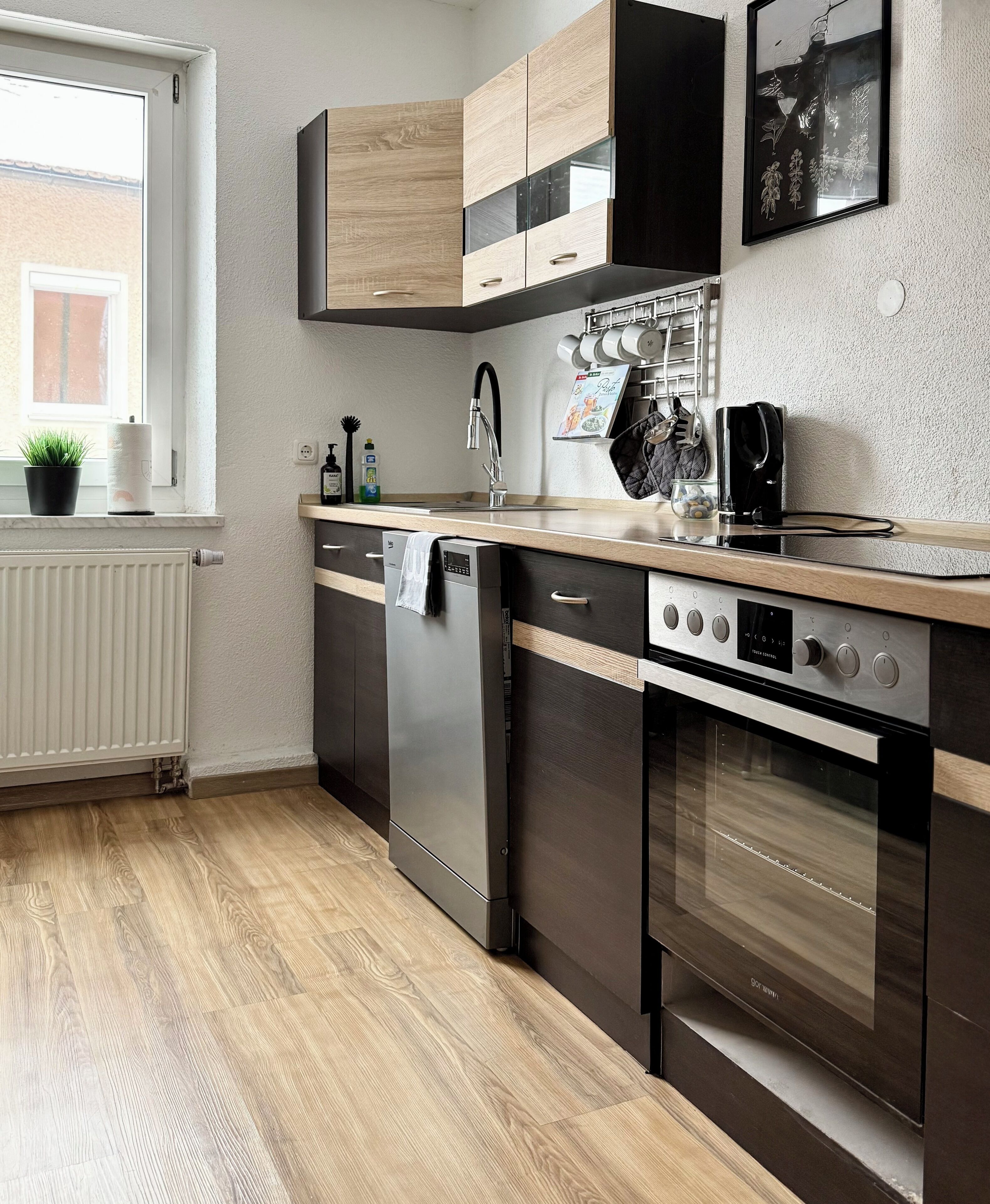 Een oven, een kookplaat, een vaatwasser