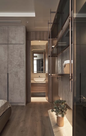 Hydromassage showerhead, designer toiletries, hair dryer, bathrobes - Lily Hidden Homestay (Hanoi)