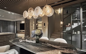 Free minibar, in-room safe, individually decorated - Lily Hidden Homestay (Hanoi)