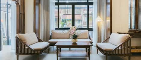 Departamento básico, balcón, vista a la ciudad | Área de sala de estar