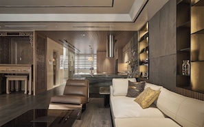 Free minibar, in-room safe, individually decorated - Lily Hidden Homestay (Hanoi)