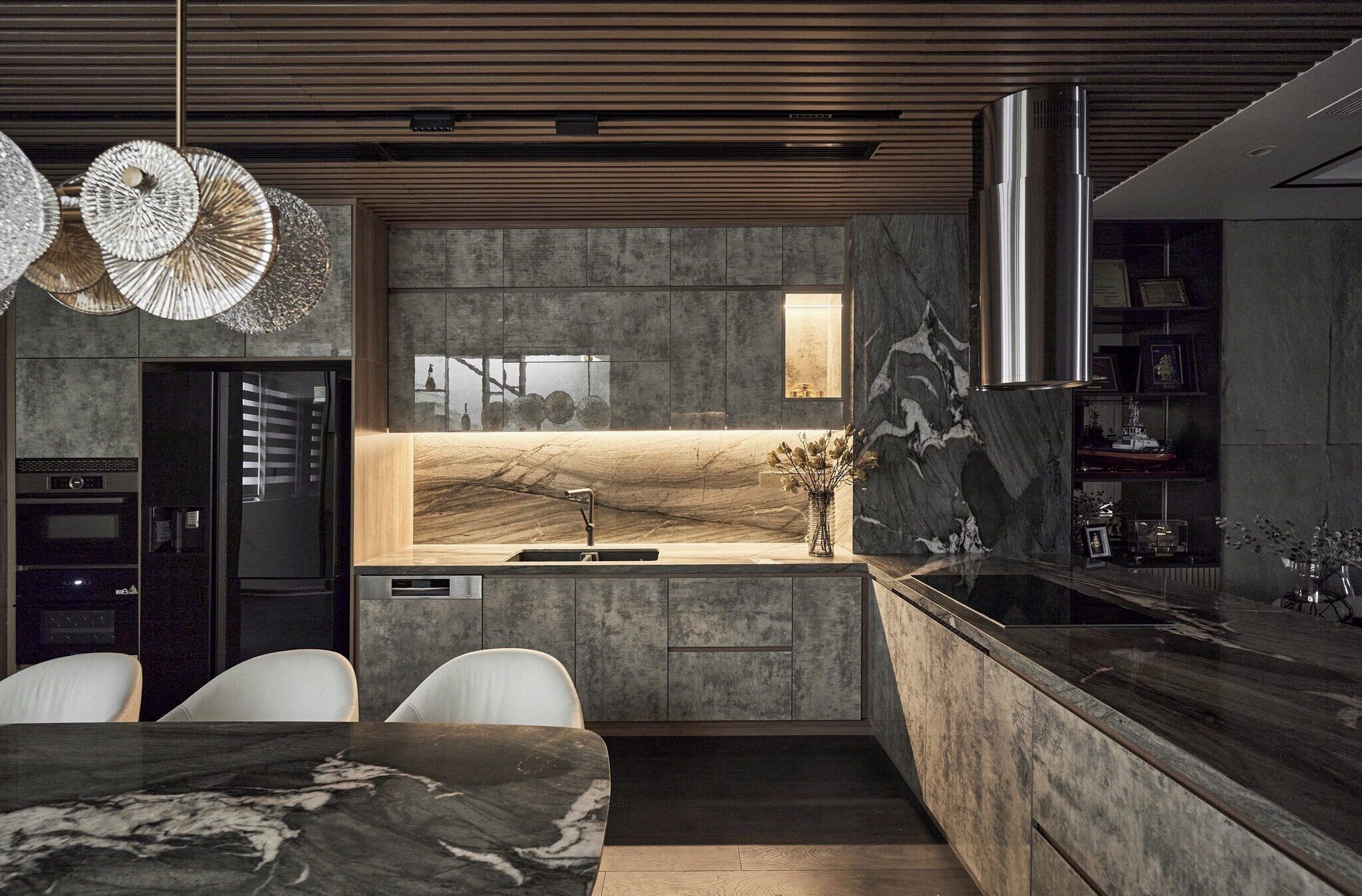 Bouilloire électrique, table de salle à manger