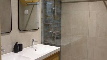 Douche, sèche-cheveux, serviettes fournies, savon