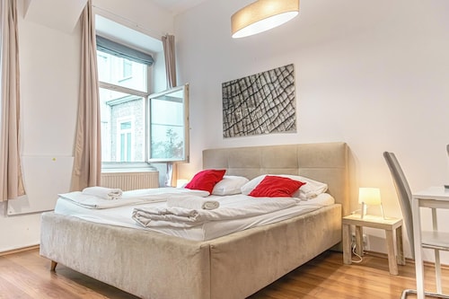 Bright 1BR Apt Perfect for Long Stays