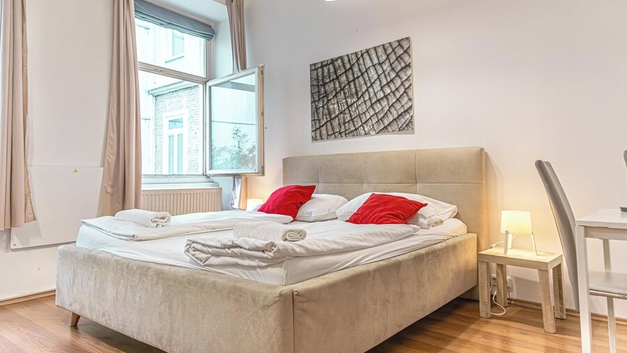 Bright 1BR Apt Perfect for Long Stays