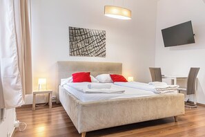 Basic Apartment | Iron/ironing board, free WiFi - Bright 1BR Apt Perfect for Long Stays (Wien)