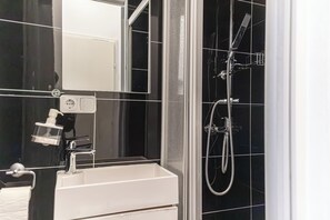 Basic Apartment | Bathroom | Shower, free toiletries, hair dryer, towels - Bright 1BR Apt Perfect for Long Stays (Wien)